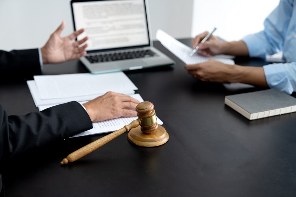 finding lawyer in uae